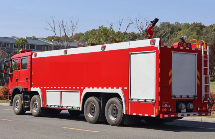 豪沃双排25吨水罐泡沫消防车