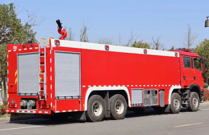 豪沃双排25吨水罐泡沫消防车