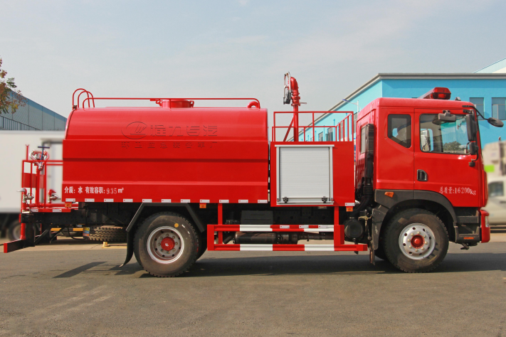 东风D9多利卡10吨消防洒水车