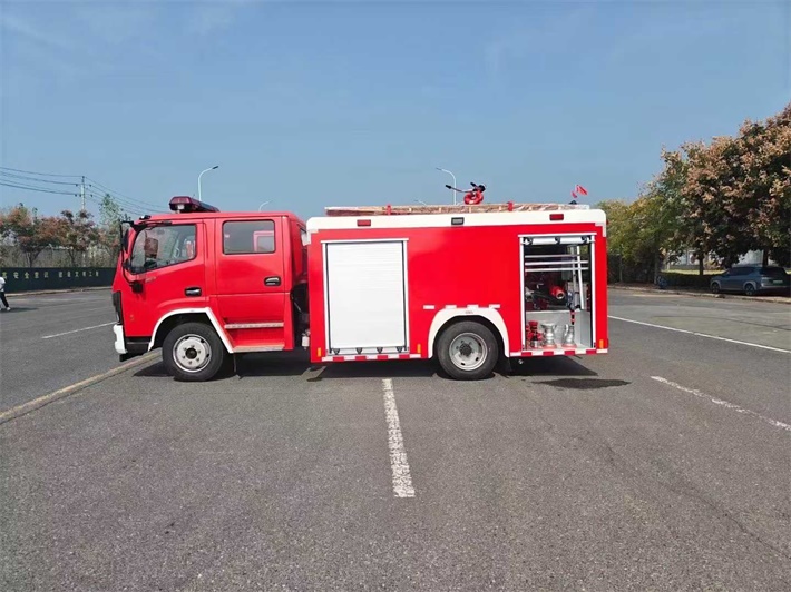 东风4.0方水罐（泡沫）消防车