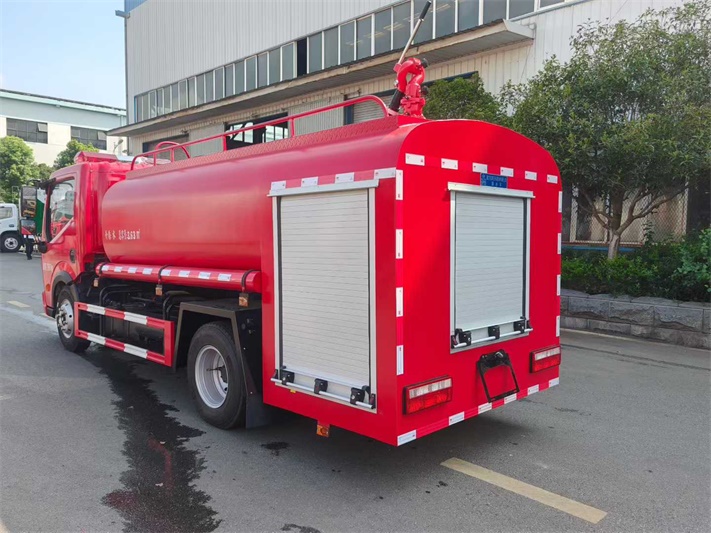 东风大多利卡8方消防洒水车